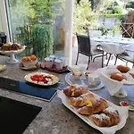 Flora Bed & Breakfast 3*