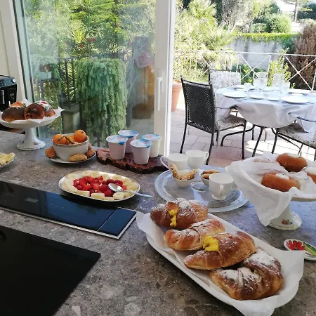 Flora Bed & Breakfast *