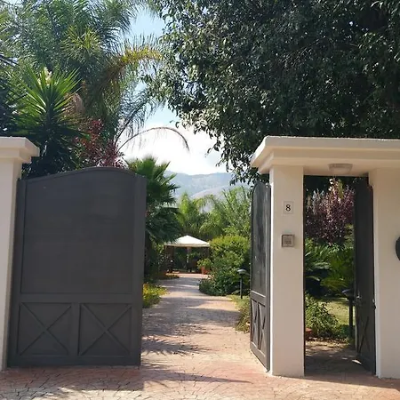 Flora Bed and Breakfast 4*