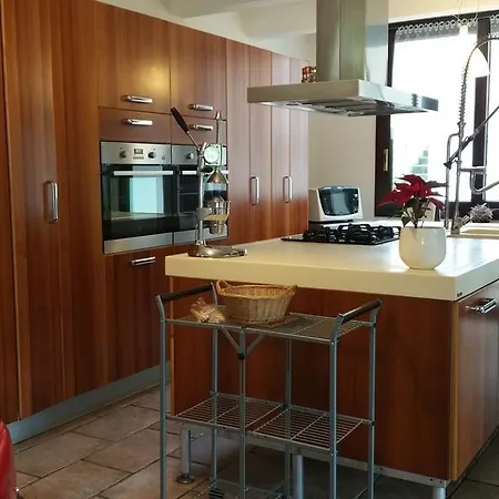 Flora Bed & Breakfast 4*