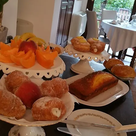 Flora Bed & Breakfast 4*