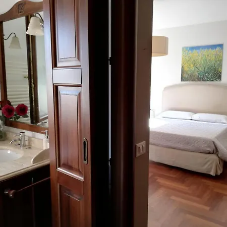Flora Bed & Breakfast 3*